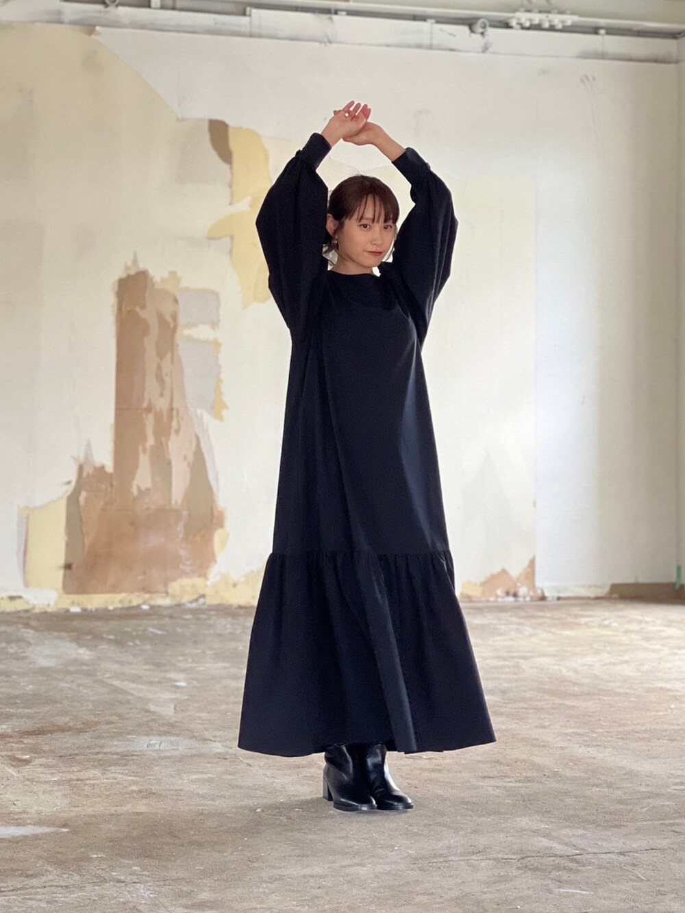 「黒のワンピース、やっぱり黒でしょ、秋冬コーデ、シンプルスタイル、秋服、オトナカワイイ、ロングワンピース、高橋愛、AMERICAN RAG CIE、ラグシー愛、高橋愛コラボ」｜「AMERICAN RAG CIEの【高橋愛さんコラボ】ティアードギャザーロングワンピース（ワンピース、ブラック系）」を使った、高橋愛さん（レディース・154cm）の秋コーディネートの2枚目の写真