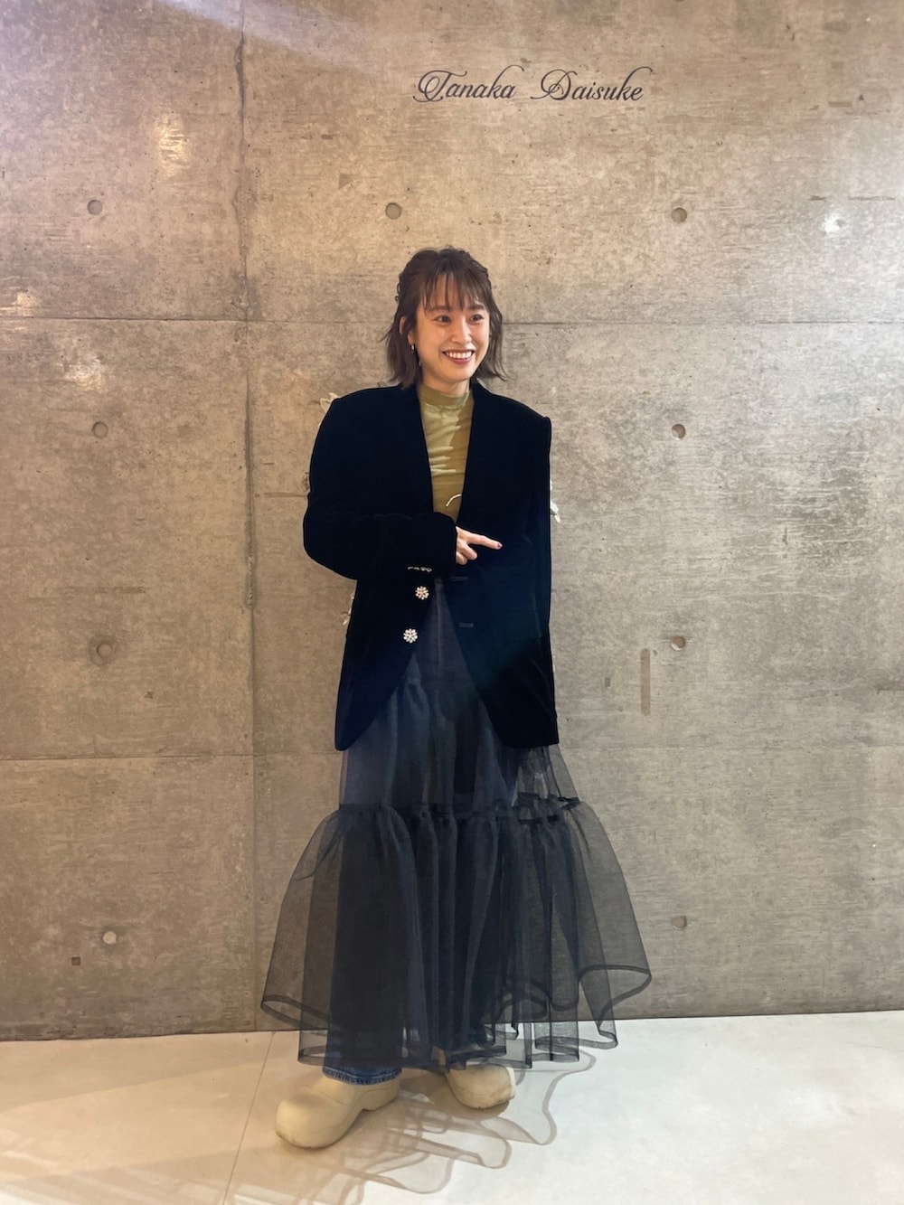 「チュールスカート、デニム、レイヤリング、レイヤードスタイル、denim、Levi's、リーバイス、BOTTEGA VENETA、fukuu、ふくうコーデ、TANAKA DAISUKE」｜「TANAKA DAISUKEのアイテム（ジャケット/アウター、ブラック系）」を使った、高橋愛さん（レディース・154cm）の春コーディネートの2枚目の写真