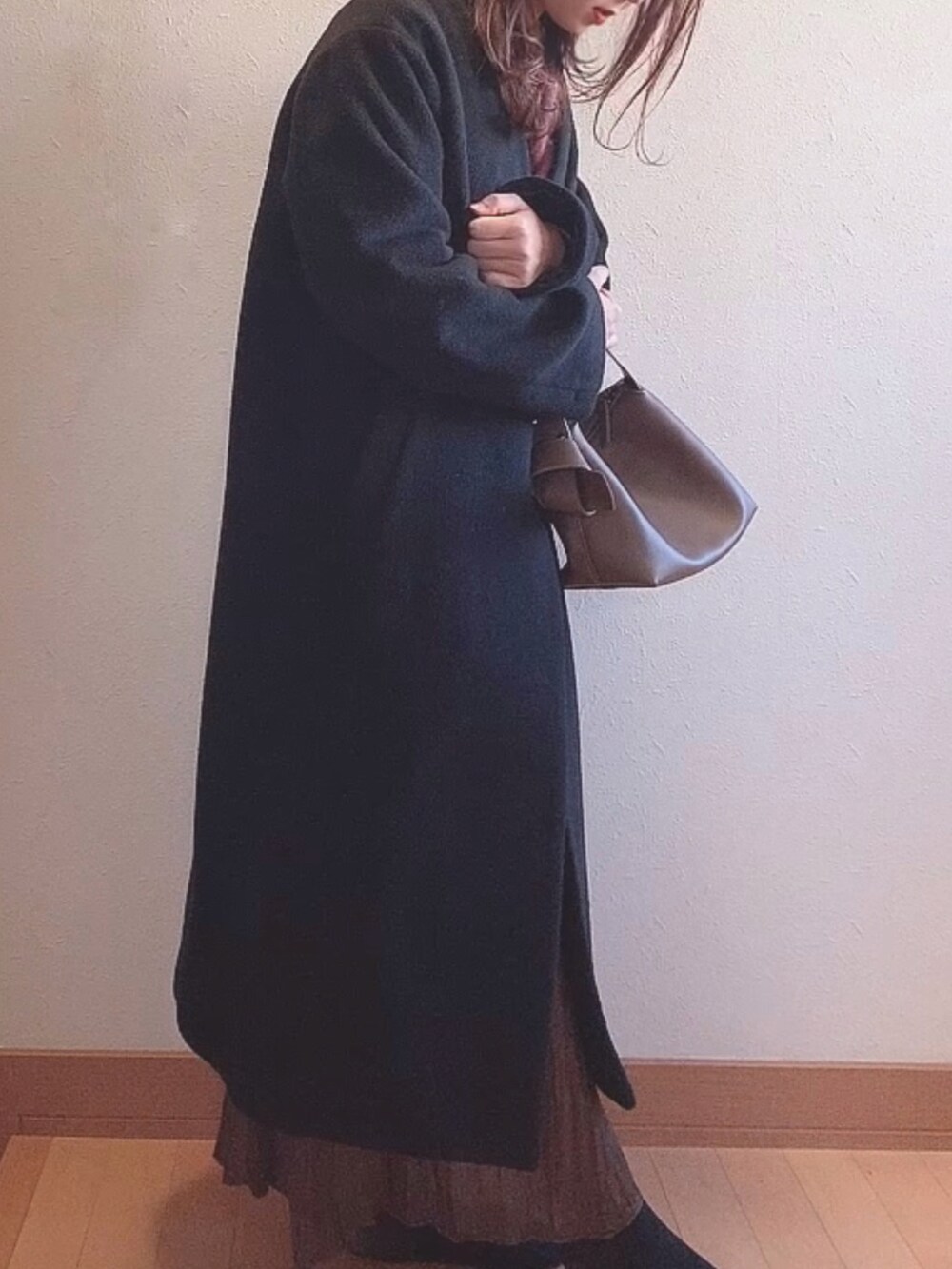 「今日のコーデ、シンプルコーデ、きれいめカジュアル、スニーカーコーデ、低身長女子、スカート、ニット、155cm、黒コート」｜「STYLEMIXERのスクエアワンハンドルバッグ（ハンドバッグ、ブラウン系）」を使った、m✳︎さん（レディース・155cm）の冬コーディネートの2枚目の写真