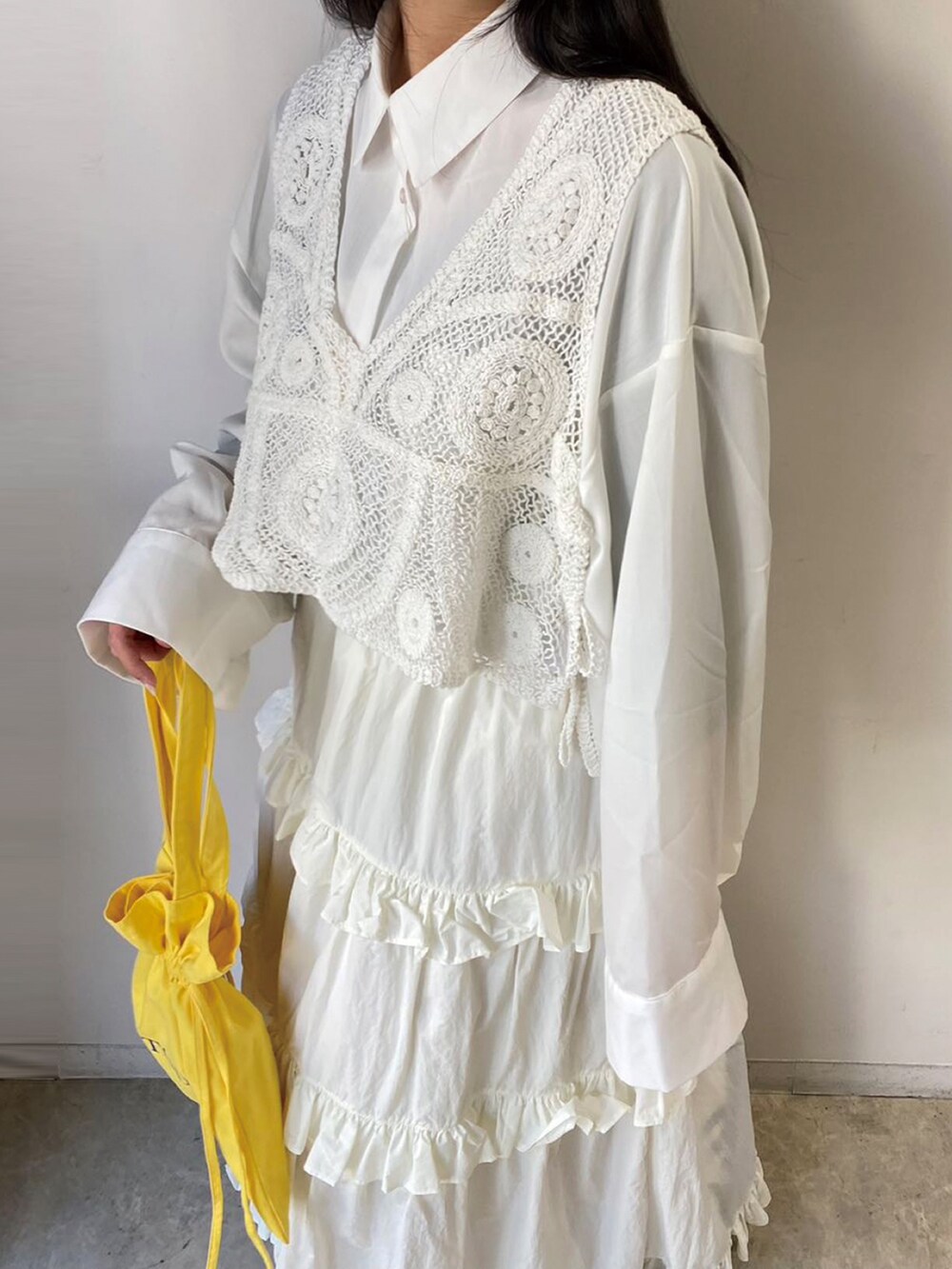 ホワイト系のベスト、ホワイト系のシャツ/ブラウス、ホワイト系のスカートを着用したレディースの春コーディネートの2枚目の写真