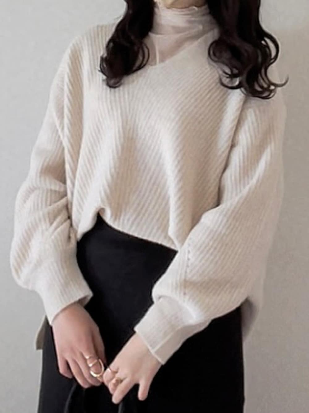 ホワイト系のブルゾン、ブラック系のショルダーバッグ、ブラック系のスカートを着用したレディースの冬コーディネートの2枚目の写真