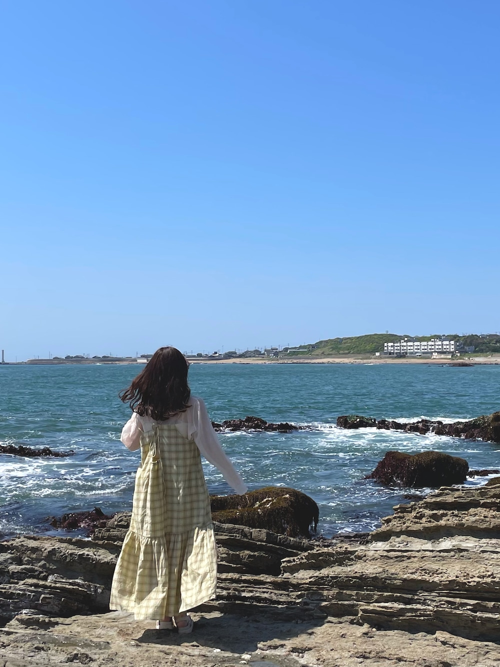 「夏コーデ、海、低身長、低身長コーデ、お出かけコーデ、kastane」｜「Kastaneの【サイズ展開あり/WEB限定カラー】ティアードチェックキャミワンピース（ワンピース、イエロー系）」を使った、Unaさん（レディース・152cm）の春コーディネートの2枚目の写真
