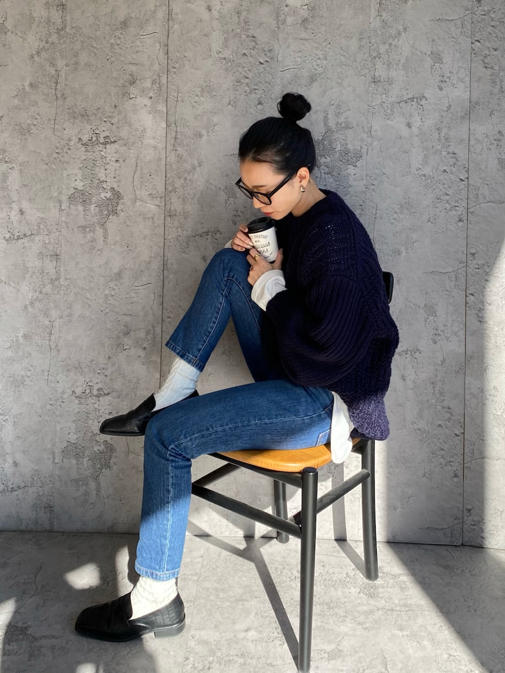 ブルー系のニット/セーター、ブルー系のデニムパンツを着用したレディースの春コーディネートの4枚目の写真