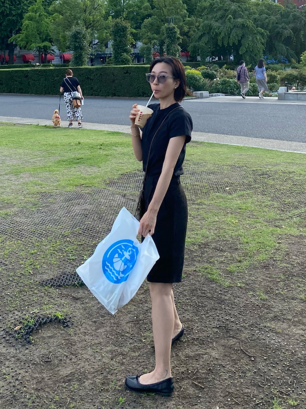 ブラック系のドレスシューズ、ブラック系のTシャツ/カットソーを着用したレディースの夏コーディネートの2枚目の写真