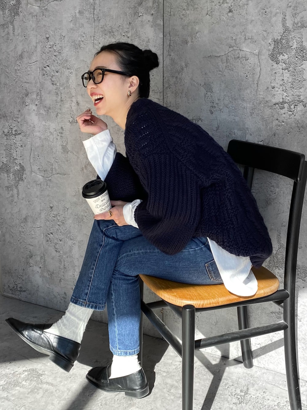 ブルー系のニット/セーター、ブルー系のデニムパンツを着用したレディースの春コーディネートの3枚目の写真