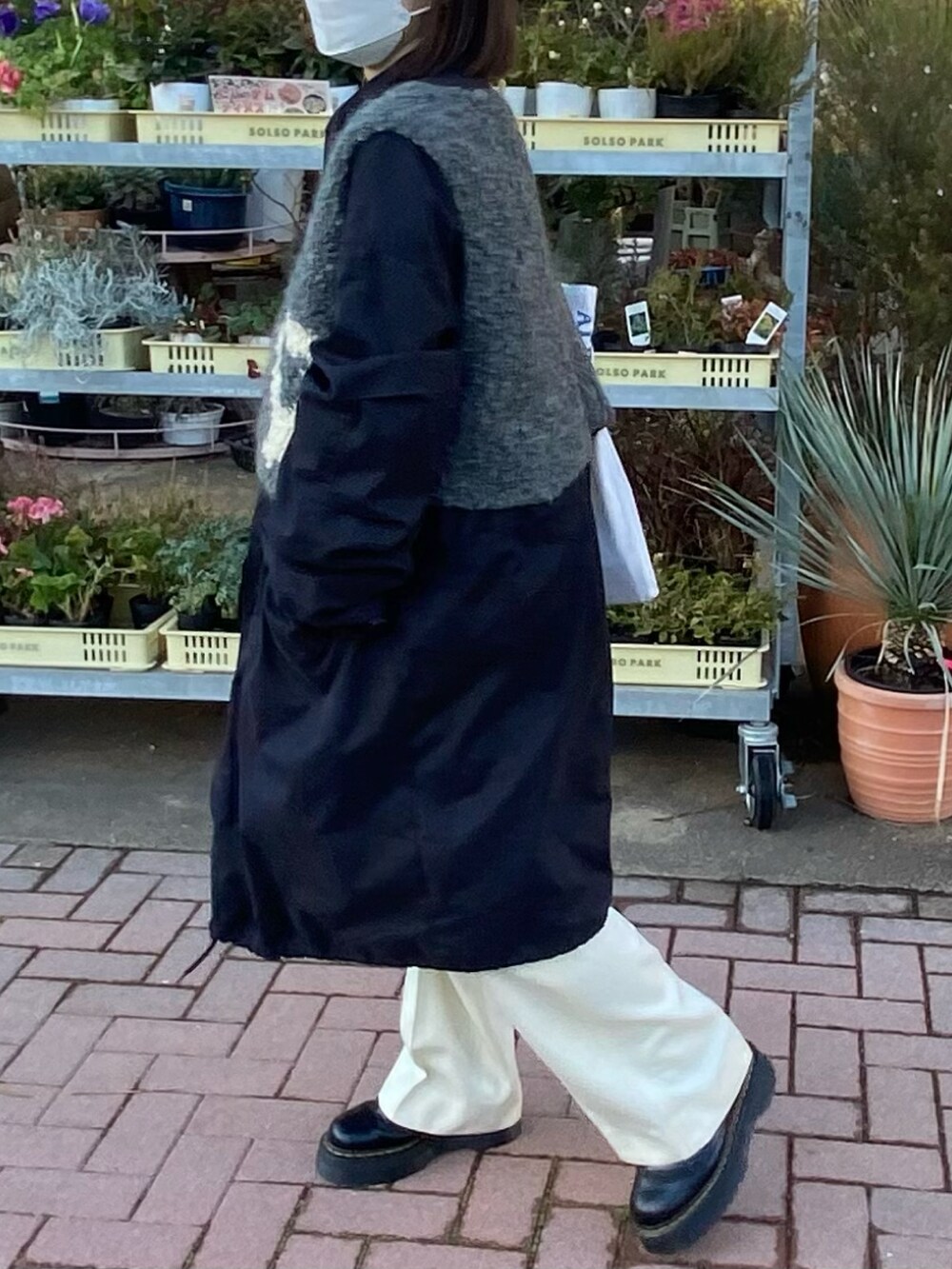 「冬コーデ、大人カジュアル、パンツスタイル、低身長、M65、モッズコート、FEKETE、Dr.Martens、ビックシルエット」｜「FEKETEのFEKETE OVERSIZED LONG M-65（モッズコート、ブラック系）」を使った、lokeiさん（レディース・157cm）の冬コーディネートの2枚目の写真