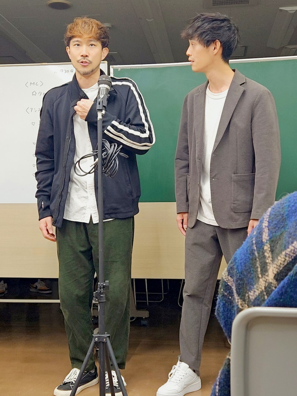 グリーン系のその他パンツ、ホワイト系のシャツ/ブラウス、ブラック系のスニーカーを着用したメンズの冬コーディネートの2枚目の写真