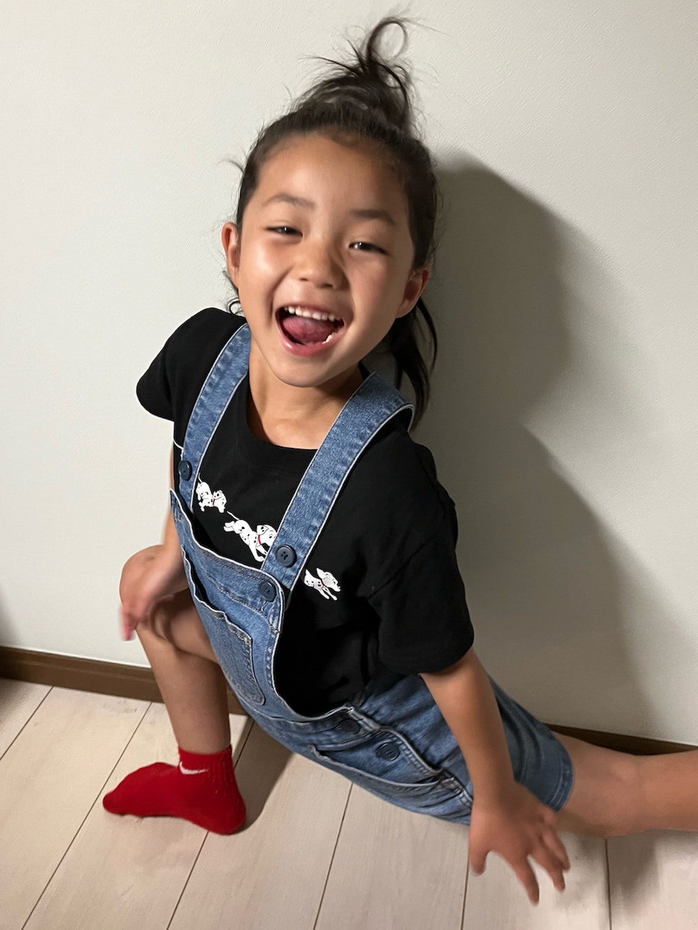 「デニムっていいよね、キッズコーデ、プチプラ、デニム、カラーソックス、デニムサロペット、サロペット、サロペットスカート、赤、101匹わんちゃん」｜「Disneyのアイテム（トップス、ブラック系）」を使った、御坊茶魔美さん（キッズ・110cm）の夏コーディネートの3枚目の写真