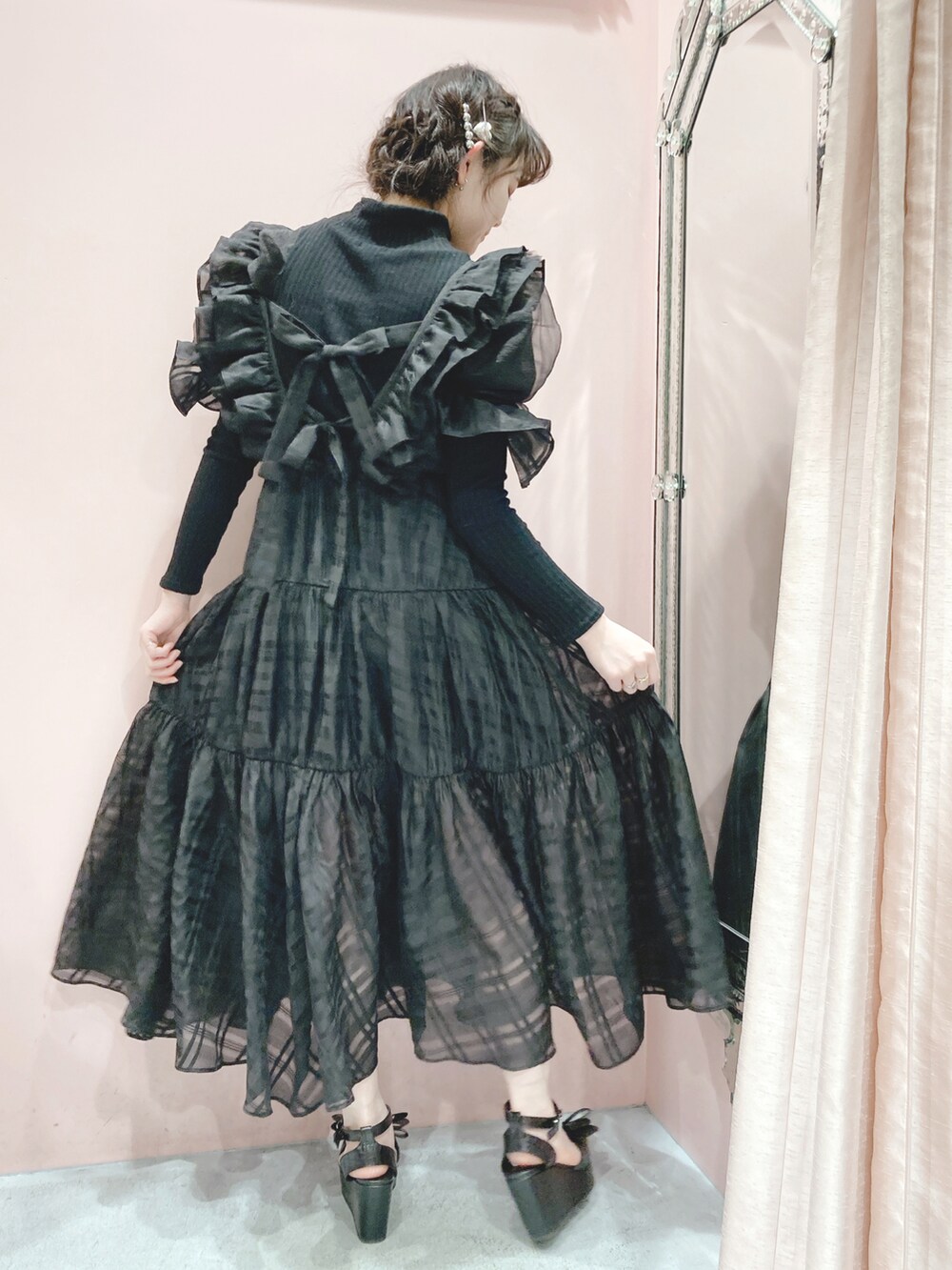 ブラック系のワンピース、ブラック系のサンダル、ブラック系のニット/セーターを着用したレディースの冬コーディネートの2枚目の写真