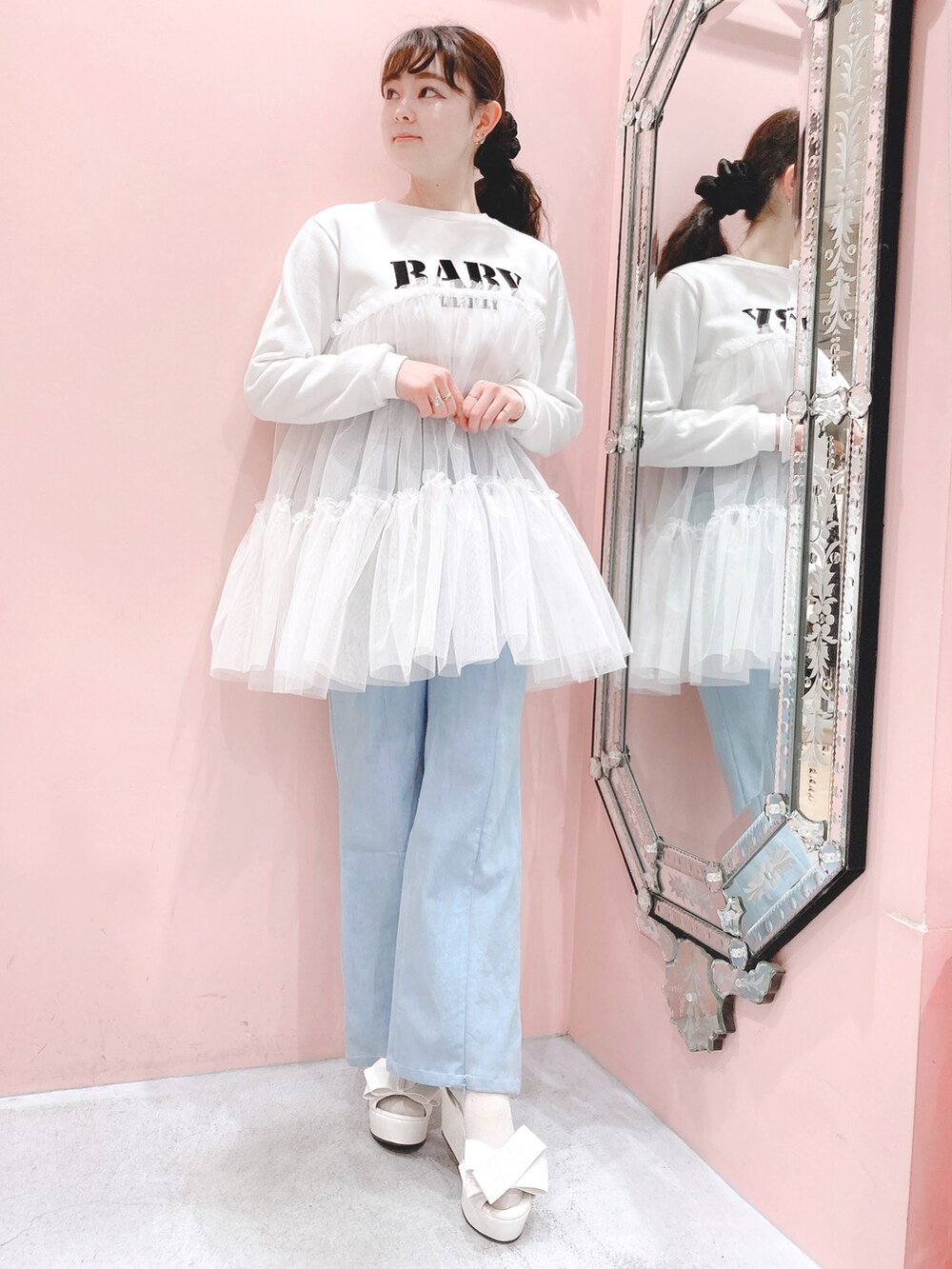 その他のパンツ、ホワイト系のトップス、ホワイト系のサンダルを着用したレディースの冬コーディネートの2枚目の写真