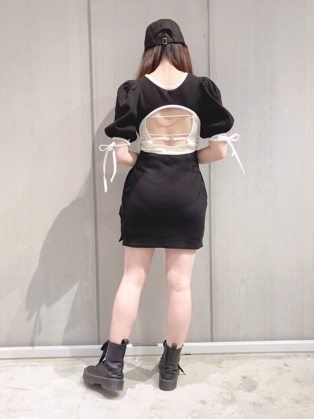 ブラック系のワンピース、ブラック系のブーツ、ブラック系の帽子を着用したレディースの夏コーディネートの2枚目の写真