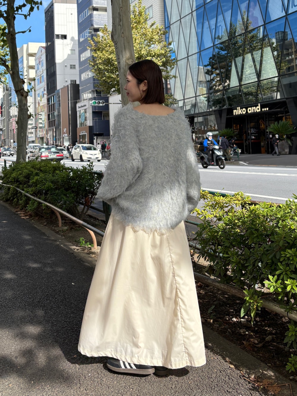 ブルー系のニット/セーターを着用したレディースの秋コーディネートの4枚目の写真