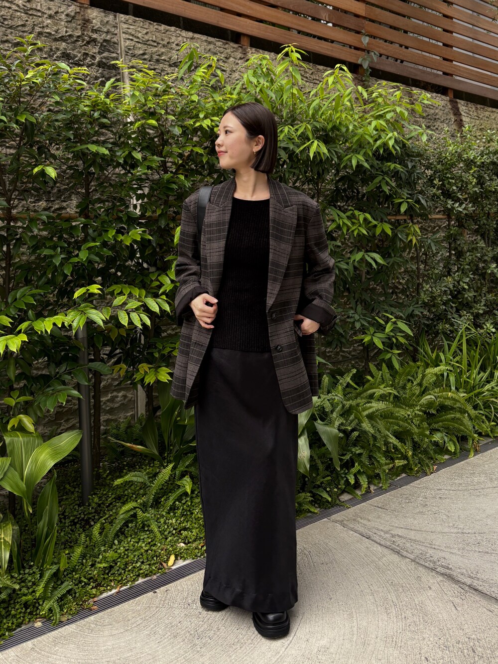ブラック系のカーディガン/ボレロ、ブラック系のスカートを着用したレディースの秋コーディネートの2枚目の写真