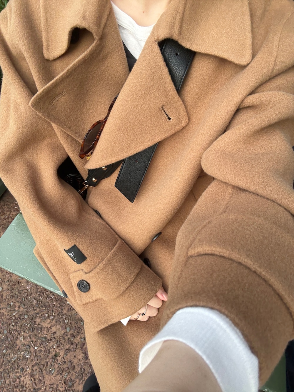 イエロー系のピーコート、ブラック系のその他パンツ、ブラック系のその他シューズを着用したレディースの秋コーディネートの4枚目の写真