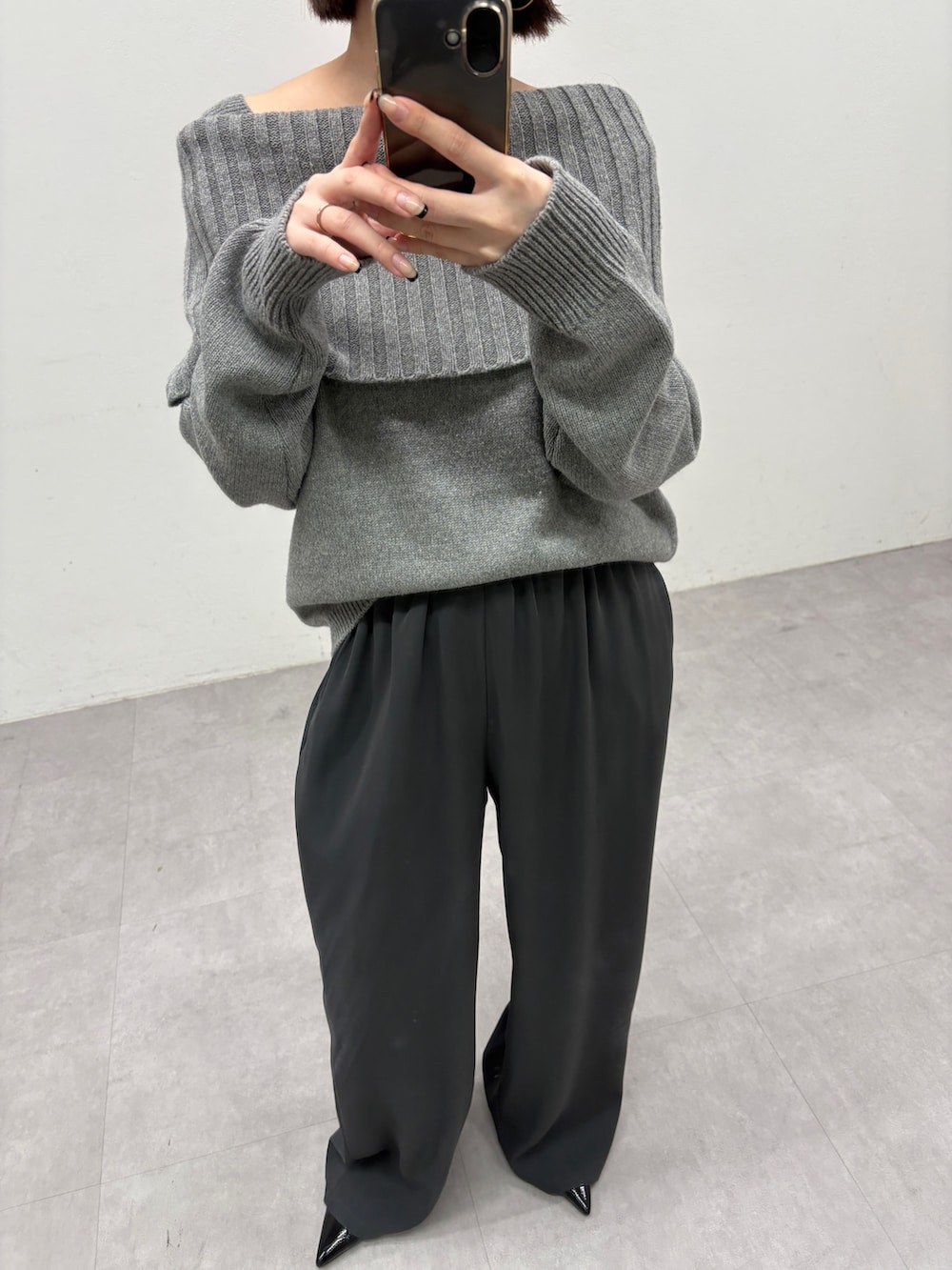 グレー系のニット/セーター、グレー系のその他パンツを着用したレディースの秋コーディネートの2枚目の写真