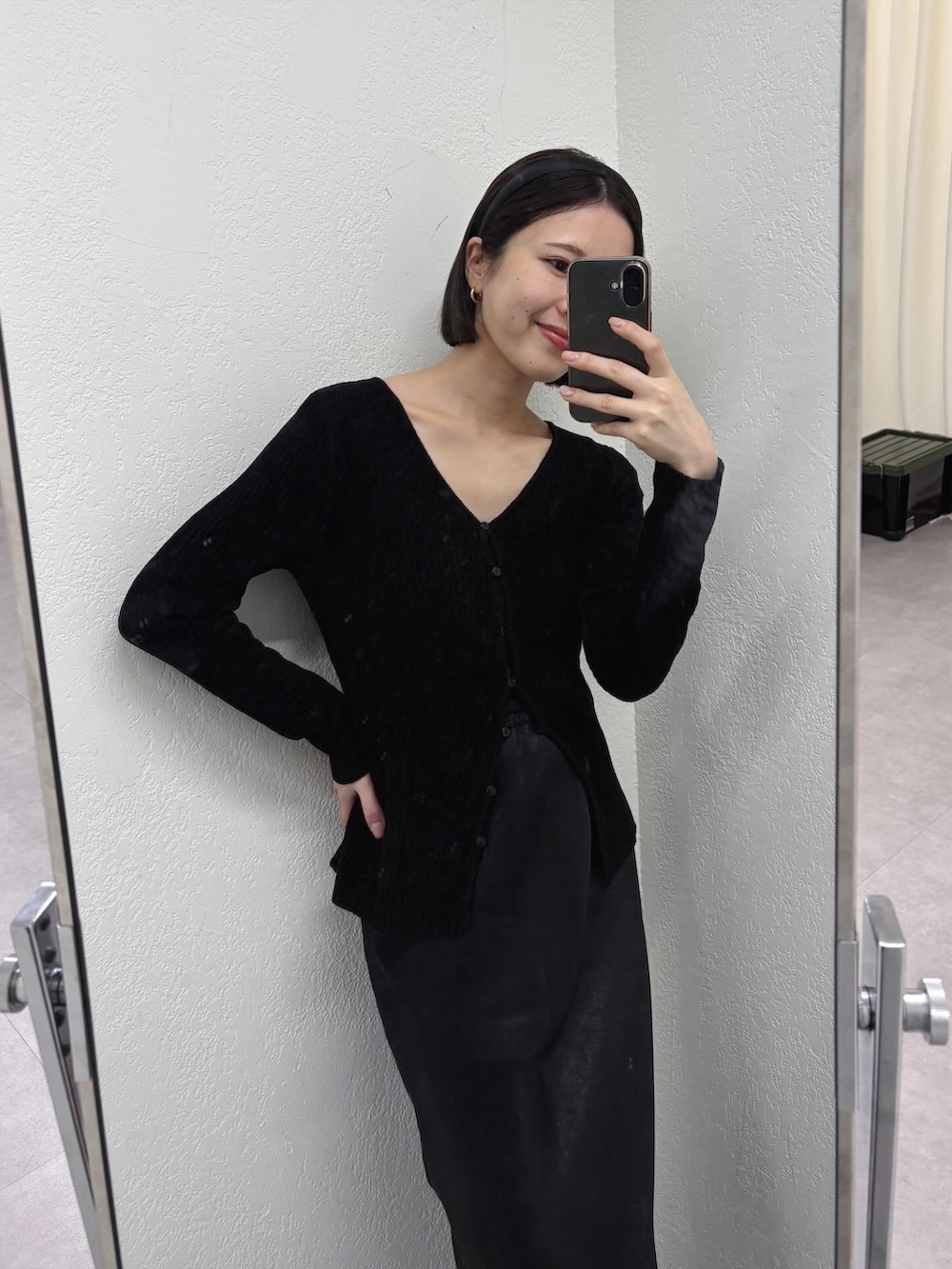 ブラック系のカーディガン/ボレロ、ブラック系のスカート、グリーン系のトートバッグを着用したレディースの秋コーディネートの2枚目の写真