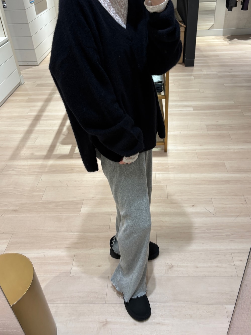 ブラック系のニット/セーター、グレー系のその他パンツ、ブラック系のその他シューズを着用したレディースの秋コーディネートの2枚目の写真