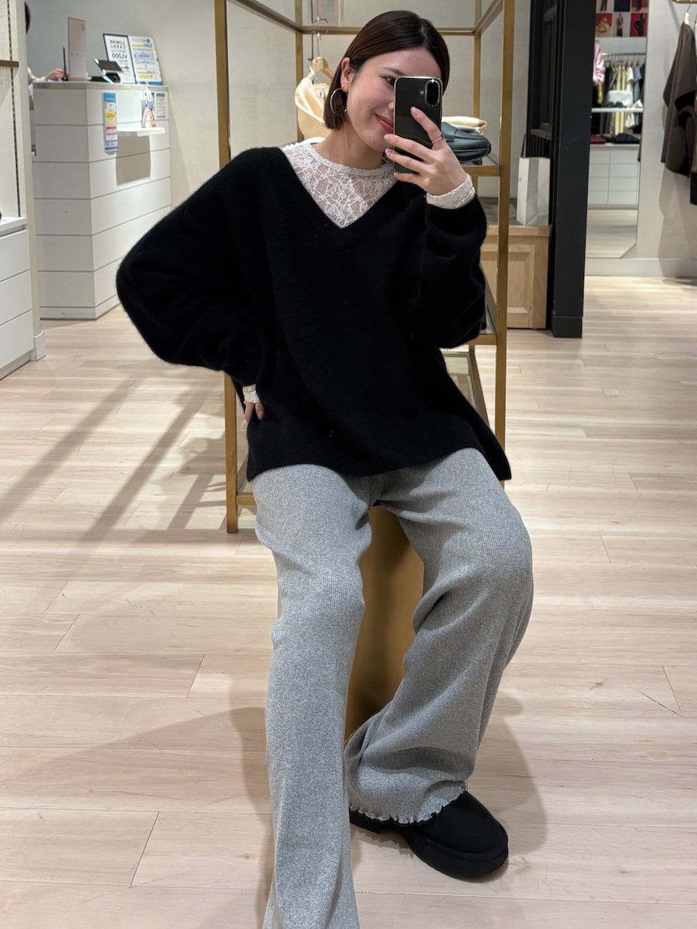 ブラック系のニット/セーター、グレー系のその他パンツ、ブラック系のその他シューズを着用したレディースの秋コーディネートの3枚目の写真