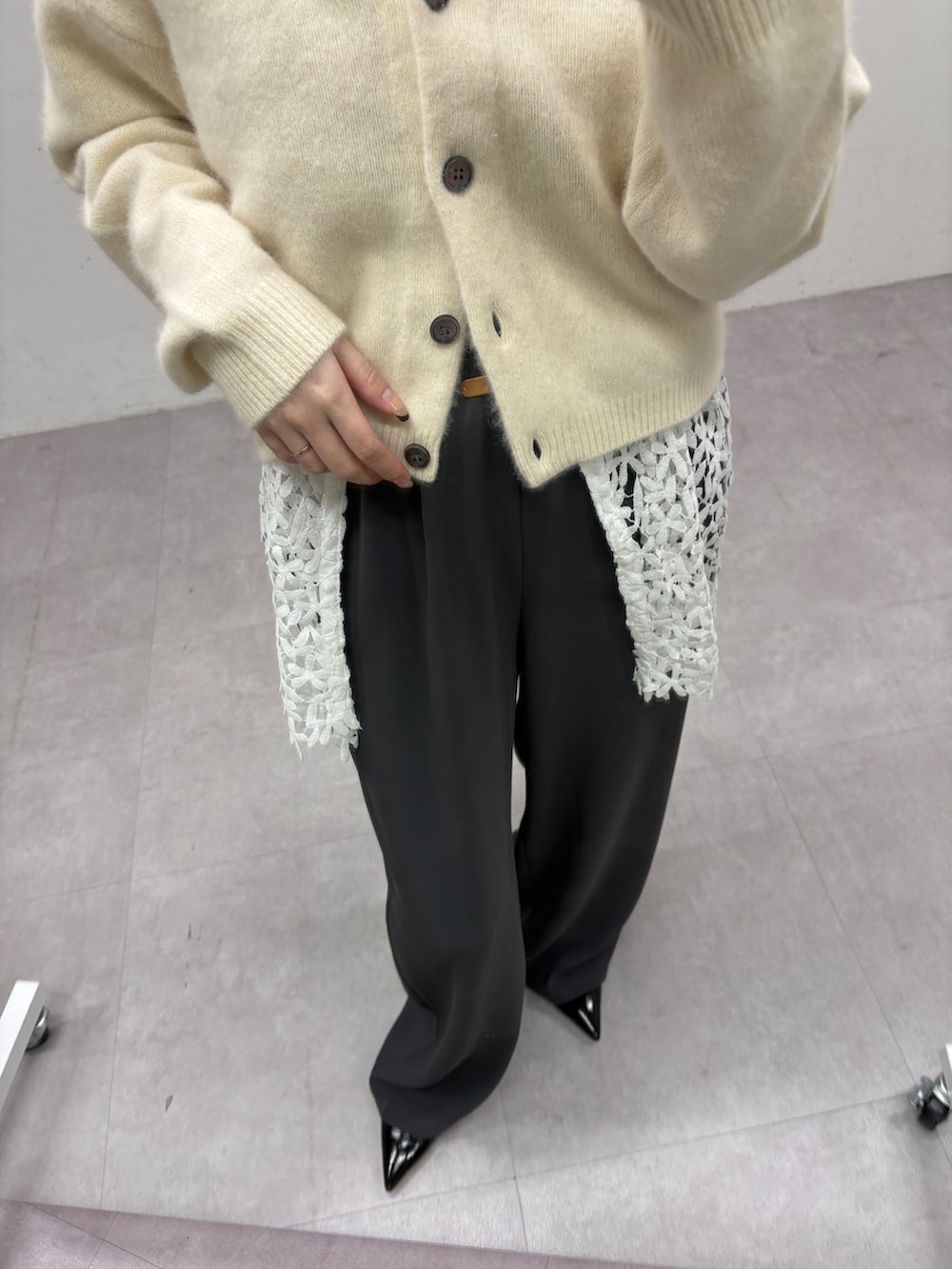 ホワイト系のカーディガン/ボレロ、ブラック系のキャミソール、グレー系のその他パンツを着用したレディースの秋コーディネートの3枚目の写真