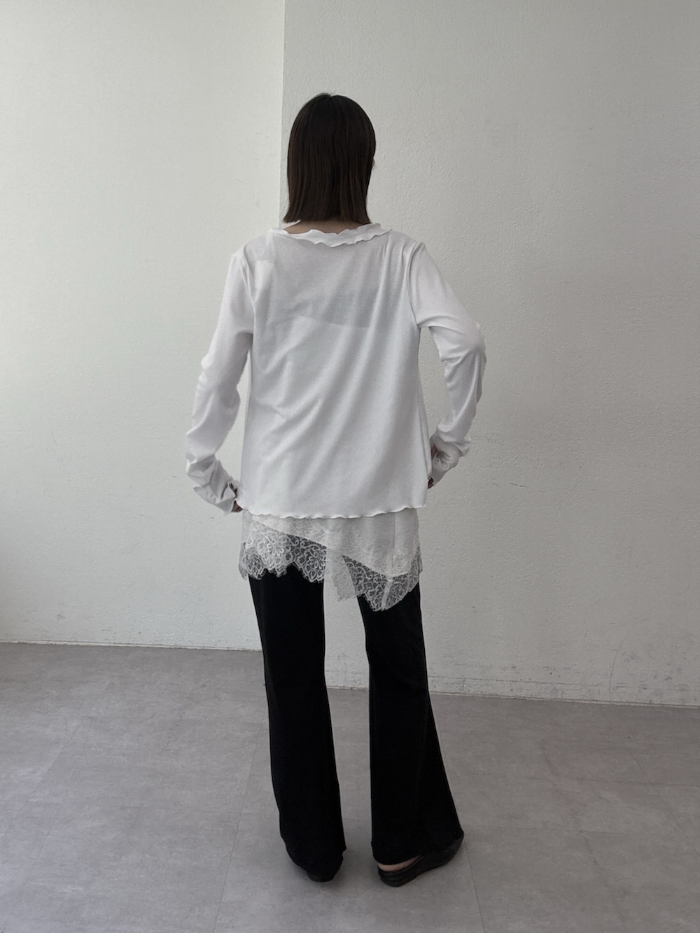 ホワイト系のカーディガン/ボレロ、ホワイト系のキャミソール、ブラック系のその他パンツを着用したレディースの春コーディネートの2枚目の写真