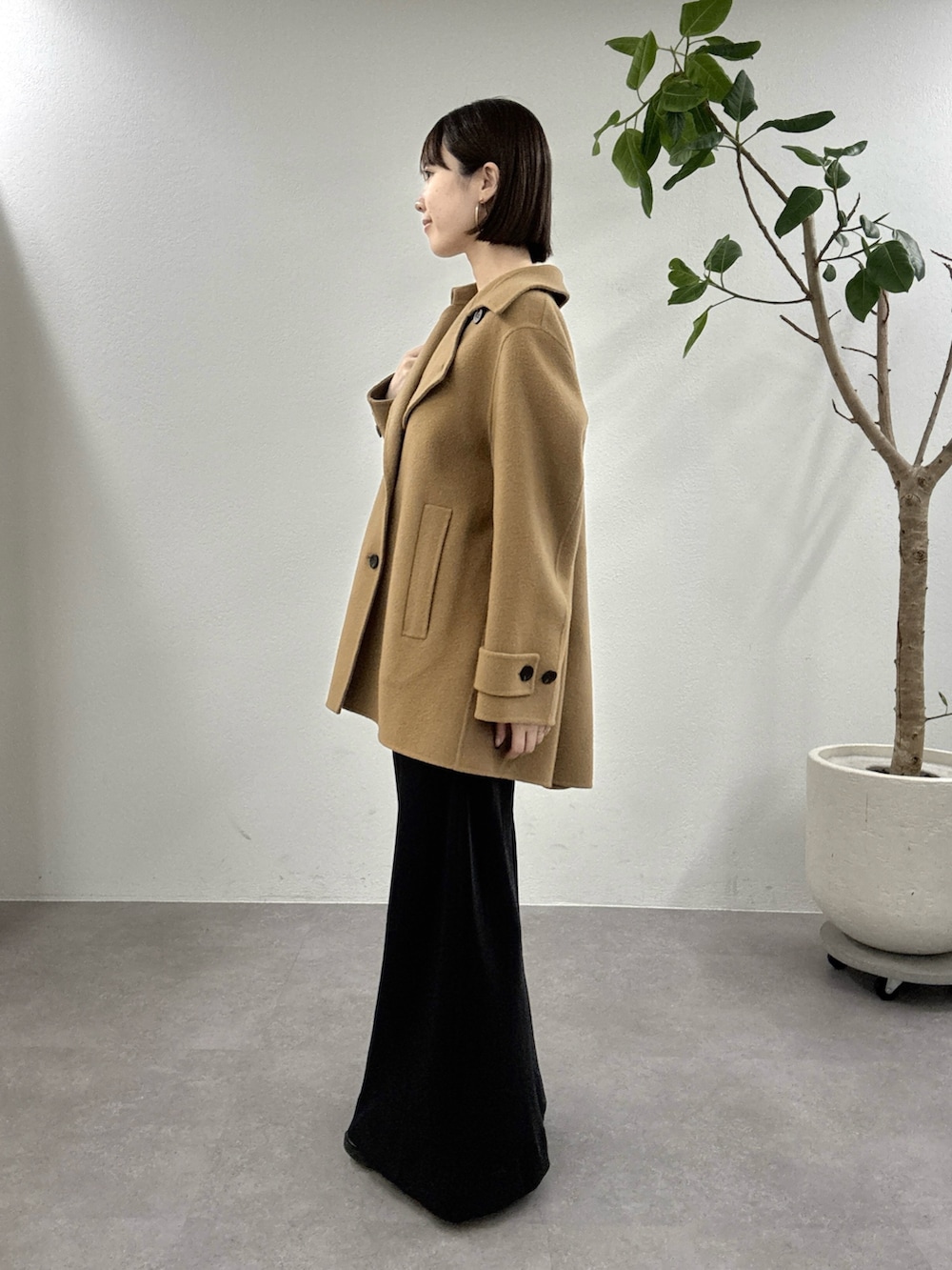 ホワイト系のTシャツ/カットソー、イエロー系のピーコートを着用したレディースの秋コーディネートの2枚目の写真