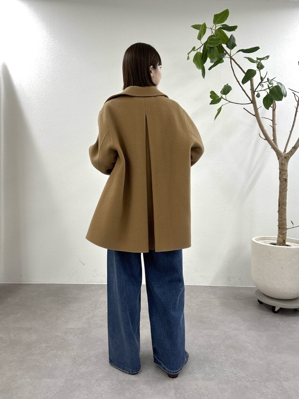 イエロー系のピーコート、ホワイト系のTシャツ/カットソー、レッド系のパンプスを着用したレディースの秋コーディネートの3枚目の写真