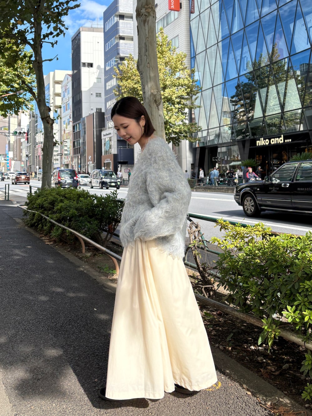 ブルー系のニット/セーターを着用したレディースの秋コーディネートの3枚目の写真