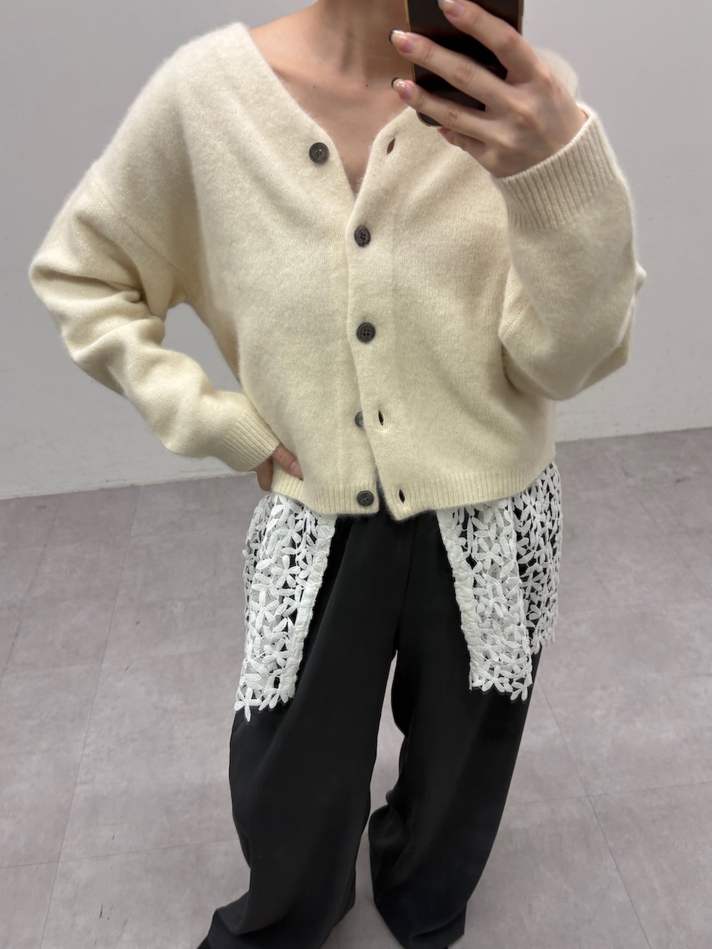 ホワイト系のカーディガン/ボレロ、ホワイト系のキャミソール、グレー系のその他パンツを着用したレディースの秋コーディネートの2枚目の写真