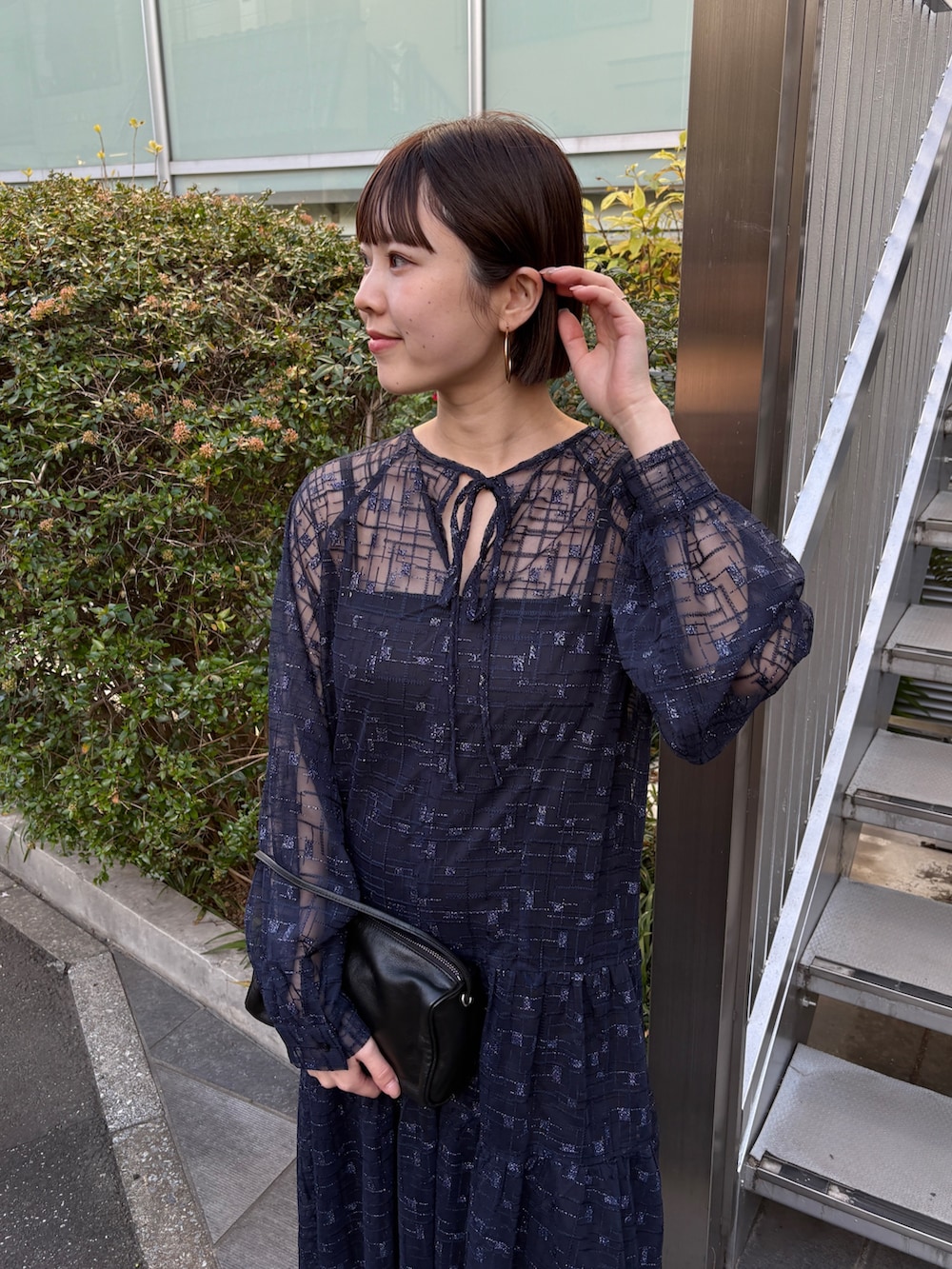 ブラック系のムートンコート、ブラック系のブーツ、ブラック系のワンピースを着用したレディースの秋コーディネートの3枚目の写真