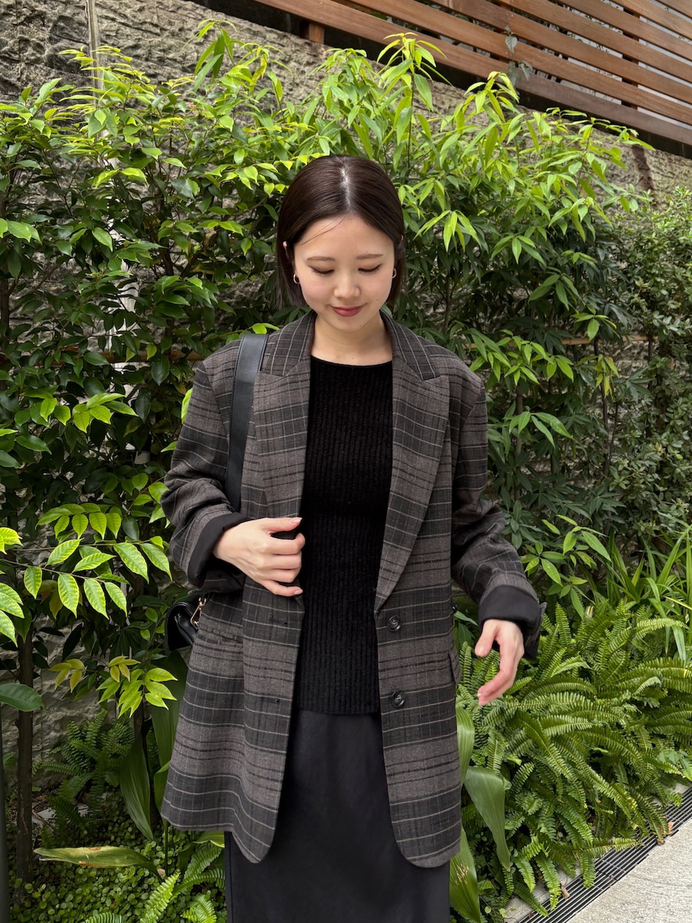ブラック系のカーディガン/ボレロ、ブラック系のスカートを着用したレディースの秋コーディネートの4枚目の写真