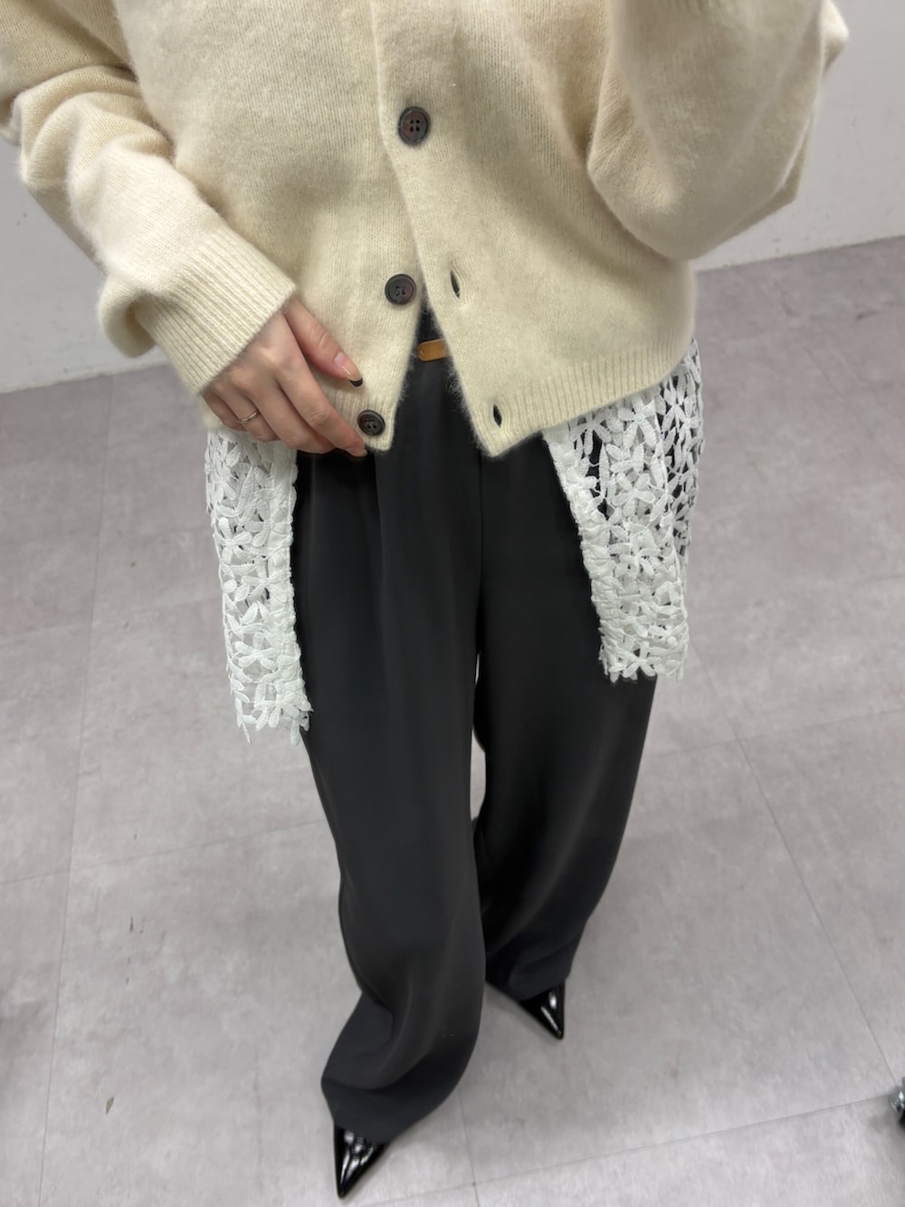 ホワイト系のカーディガン/ボレロ、ホワイト系のキャミソール、グレー系のその他パンツを着用したレディースの秋コーディネートの3枚目の写真