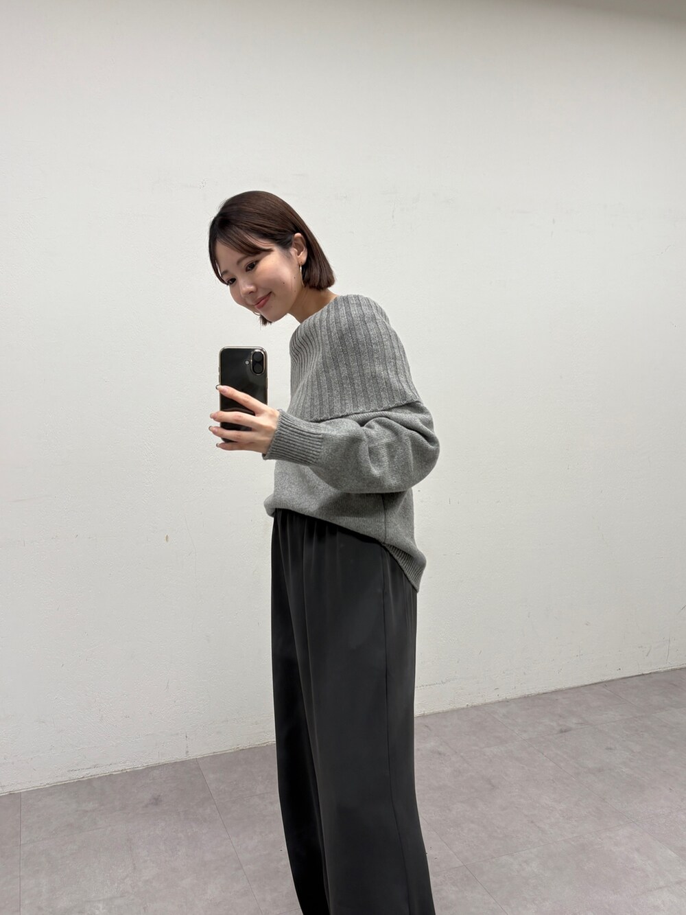 グレー系のニット/セーター、グレー系のその他パンツを着用したレディースの秋コーディネートの3枚目の写真