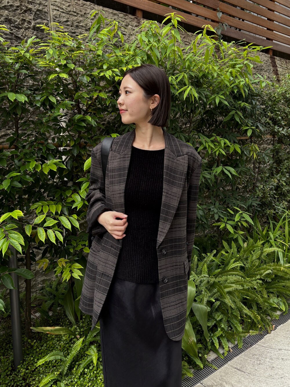 ブラック系のカーディガン/ボレロ、ブラック系のスカートを着用したレディースの秋コーディネートの3枚目の写真