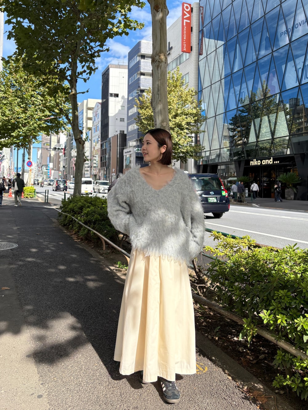 ブルー系のニット/セーターを着用したレディースの秋コーディネートの2枚目の写真