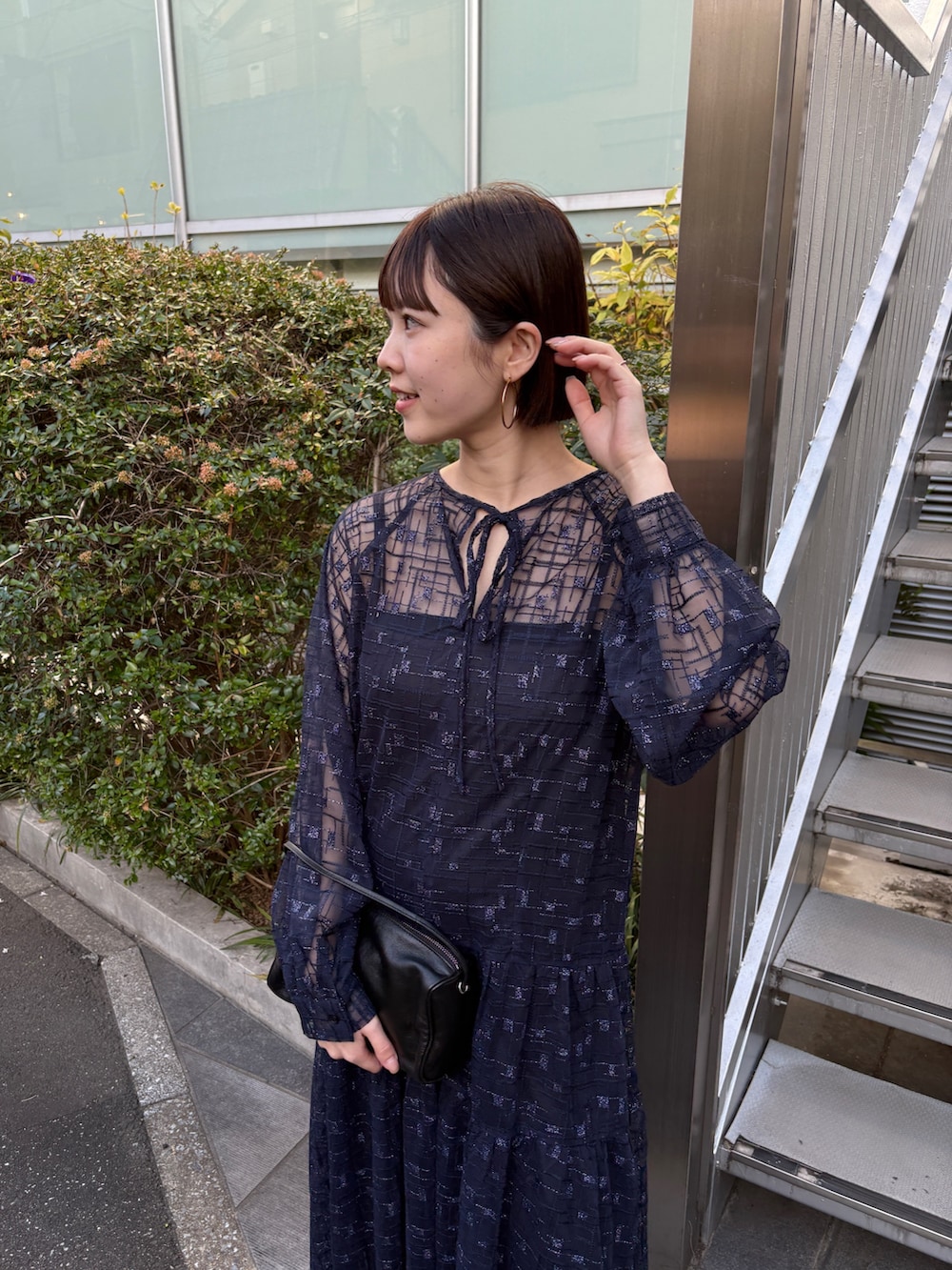 ブラック系のムートンコート、ブルー系のワンピース、ブラック系のブーツを着用したレディースの冬コーディネートの6枚目の写真