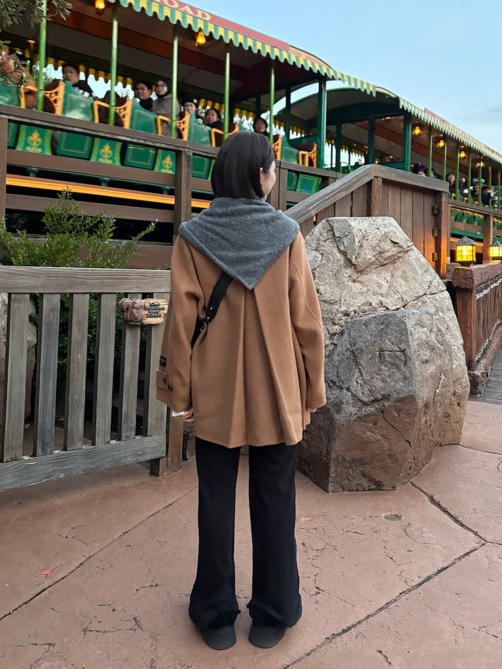 イエロー系のピーコート、ブラック系のその他パンツ、ブラック系のその他シューズを着用したレディースの秋コーディネートの3枚目の写真