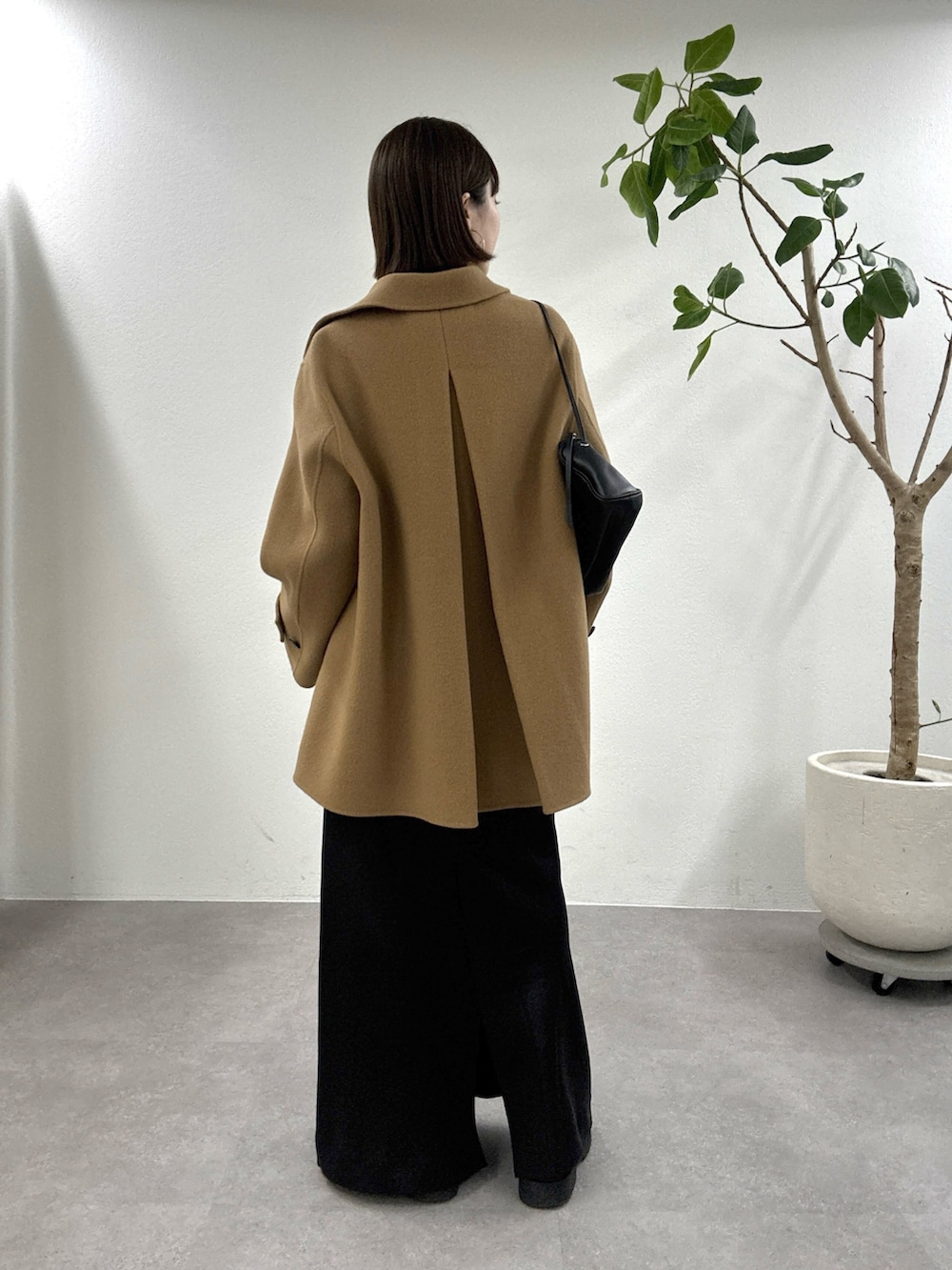 ホワイト系のTシャツ/カットソー、イエロー系のピーコートを着用したレディースの秋コーディネートの3枚目の写真