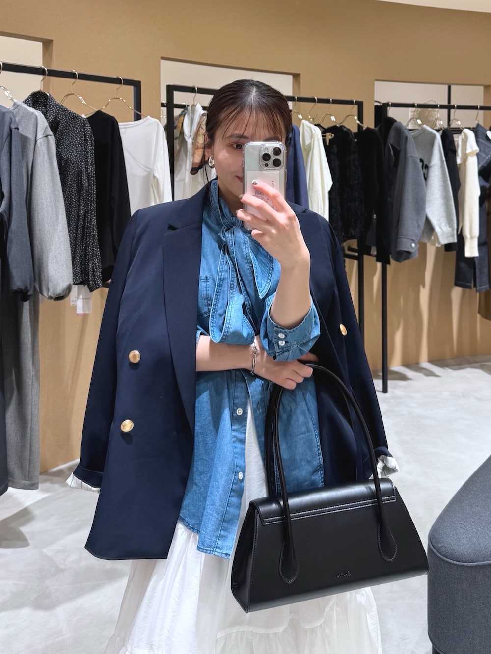 ブルー系のシャツ/ブラウス、ブルー系のテーラードジャケット、ブラック系のブーツを着用したレディースの冬コーディネートの2枚目の写真