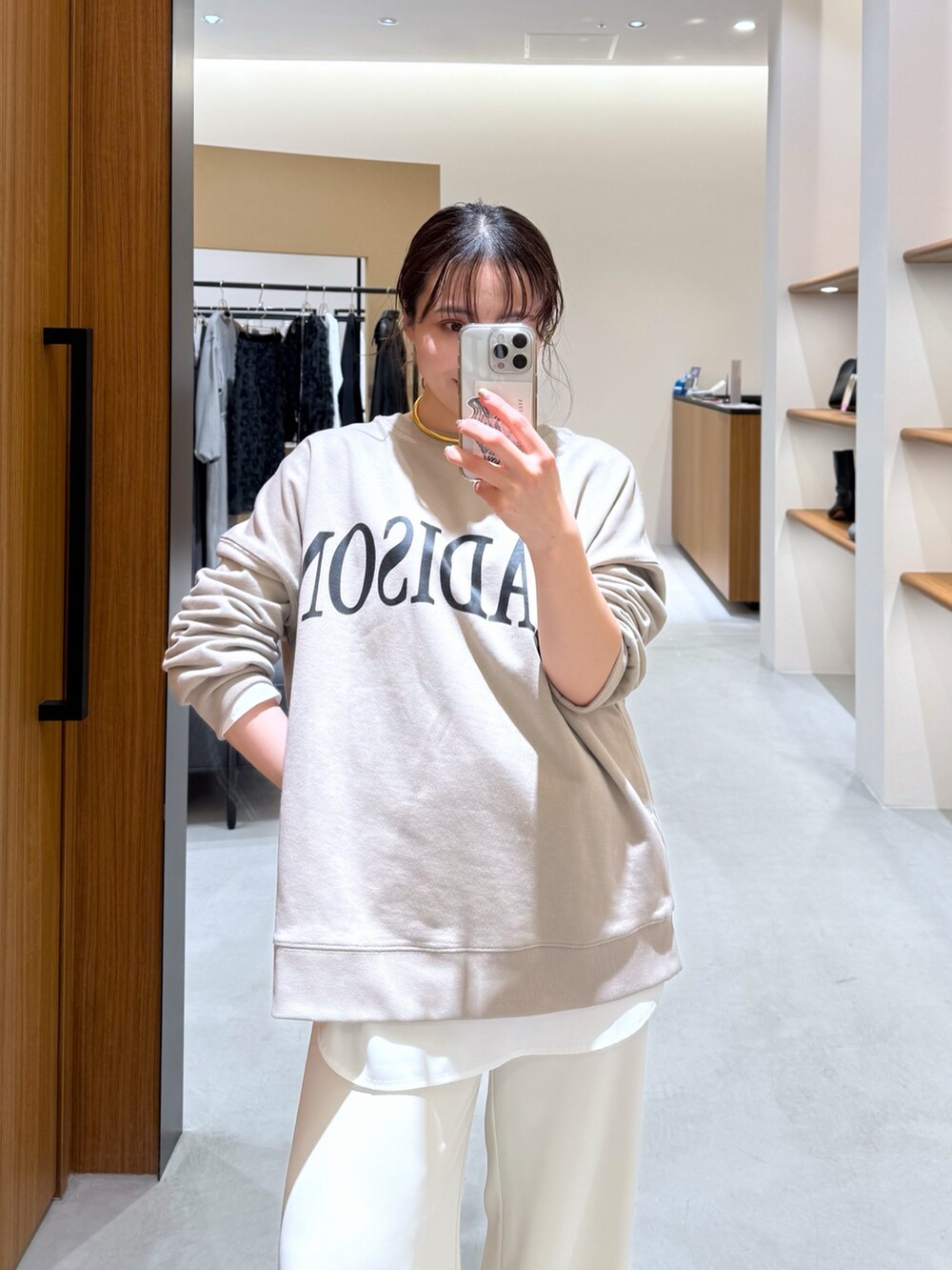 ホワイト系のその他パンツ、ベージュ系のスウェットを着用したレディースの冬コーディネートの2枚目の写真