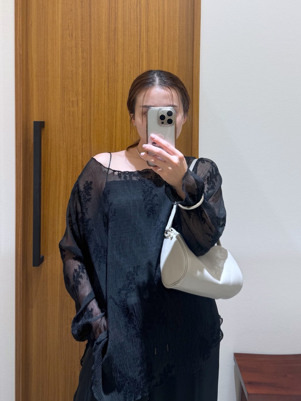 ブラック系のシャツ/ブラウス、ブラック系のその他パンツを着用したレディースの夏コーディネートの2枚目の写真