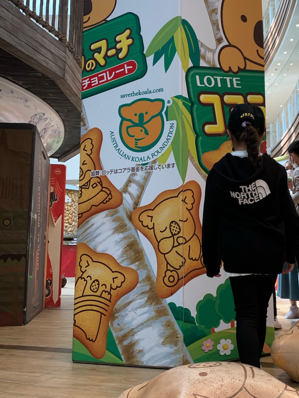 「THE NORTH FACE、FR2、sapeur、AIR JORDAN、NIKE、Branshes、ブランシェス、パーカー、ブラック、キッズファッション、キャップ、スキニー、レイヤードスタイル、ストリート、女の子」｜「THE NORTH FACEのザ・ノースフェイス / リアビューフルジップフーディー NTJ11906 （キッズ）（パーカー、ブラック系）」を使った、anさん（キッズ・120cm）の春コーディネートの4枚目の写真