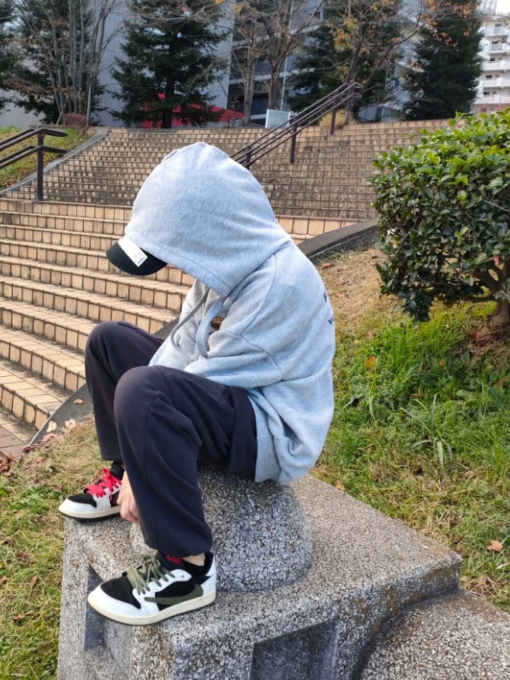 「パーカー、パーカーコーデ、カーゴパンツ、ＡＮＡＰ　ｋｉｄｓ、8歳、女の子、キッズファッション、キッズコーデ、キャップコーデ、airjordan、travisscott、FR2、sapeur、Lovetoxic」｜「AIR JORDANのアイテム（スニーカー、ベージュ系）」を使った、anさん（キッズ・133cm）の冬コーディネートの2枚目の写真
