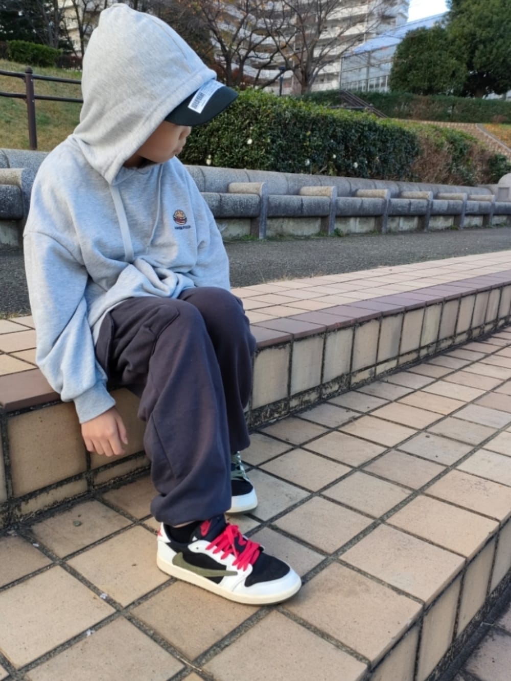 「パーカー、パーカーコーデ、カーゴパンツ、ＡＮＡＰ　ｋｉｄｓ、8歳、女の子、キッズファッション、キッズコーデ、キャップコーデ、airjordan、travisscott、FR2、sapeur、Lovetoxic」｜「AIR JORDANのアイテム（スニーカー、ベージュ系）」を使った、anさん（キッズ・133cm）の冬コーディネートの3枚目の写真
