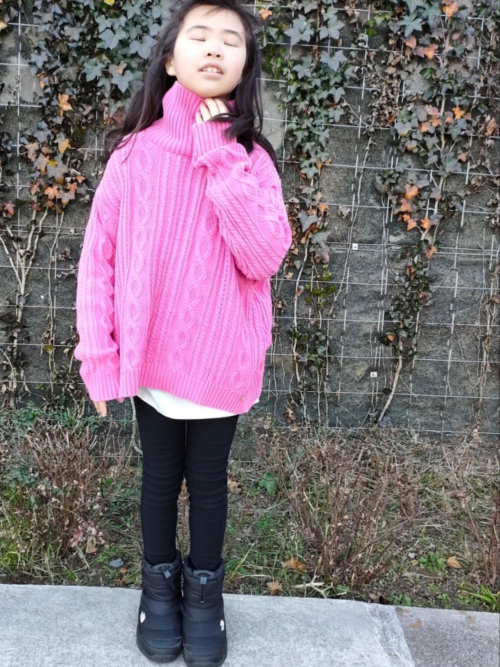 イエロー系のニット/セーター、ブラック系のその他パンツ、ブラック系のブーツを着用したキッズの春コーディネートの3枚目の写真