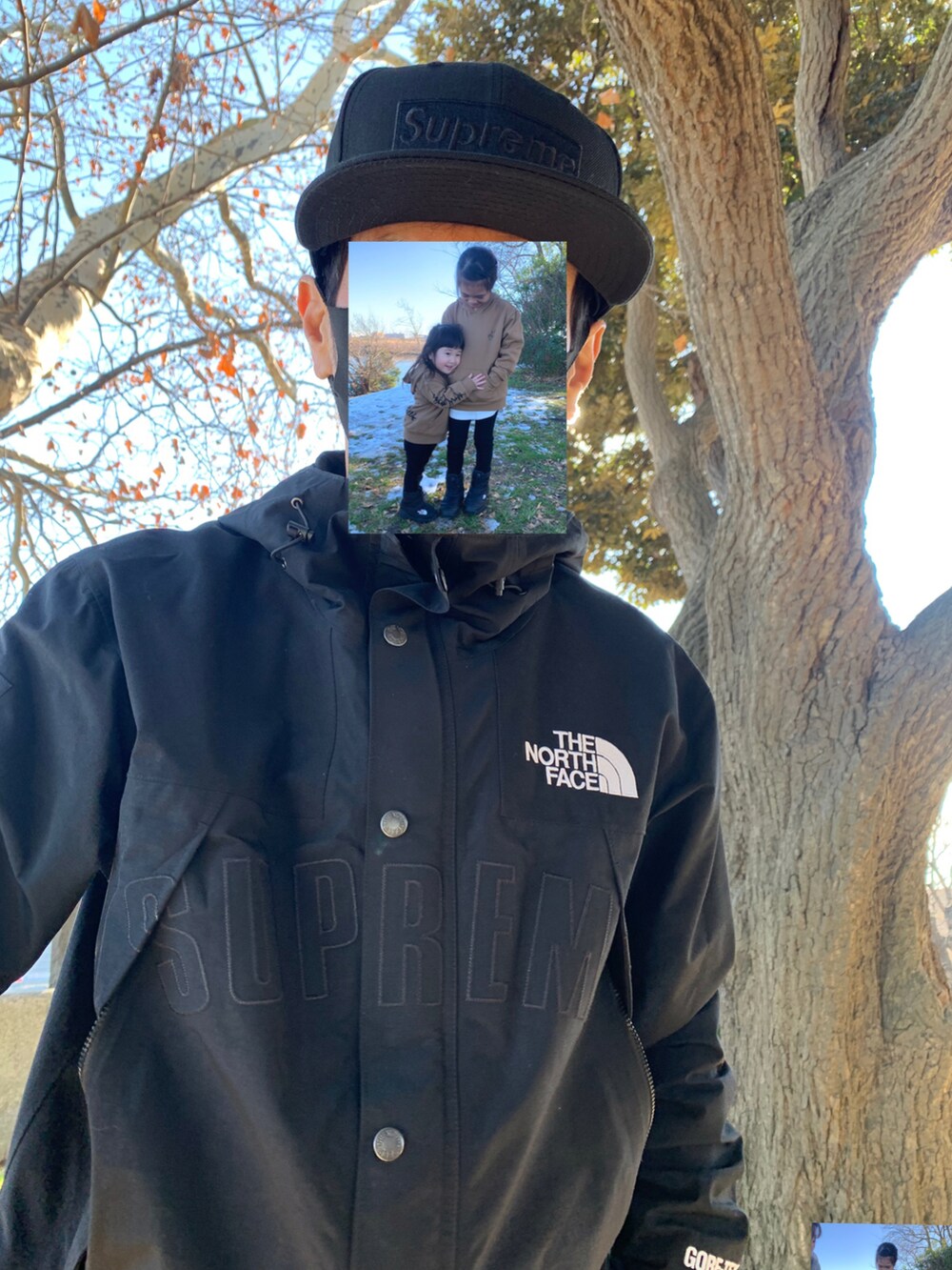 ブラック系のジャケット/アウター、グリーン系のスニーカー、ブラック系のパンツを着用したメンズの冬コーディネートの2枚目の写真