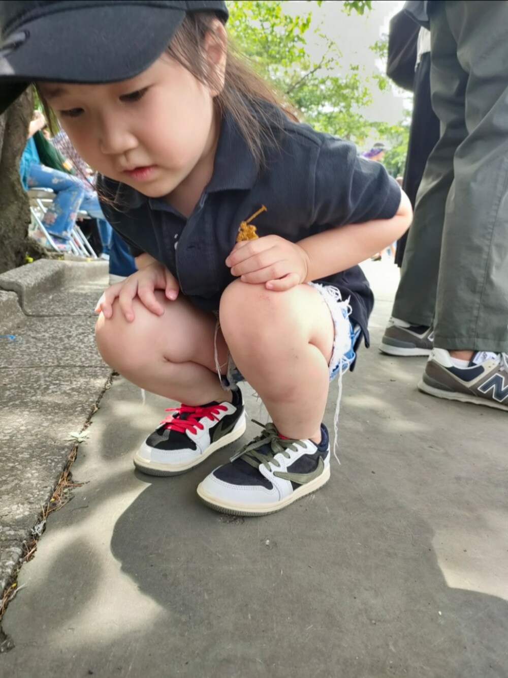 「キッズコーデ、Ralph Lauren、ラルフローレン、エアジョーダン、AIR JORDAN、トラビススコット、TRAVIS SCOTT、ジョーダン、キャップ、ポロシャツ」｜「AIR JORDANのアイテム（スニーカー、ブラック系）」を使った、anさん（キッズ・100cm）の春コーディネートの2枚目の写真