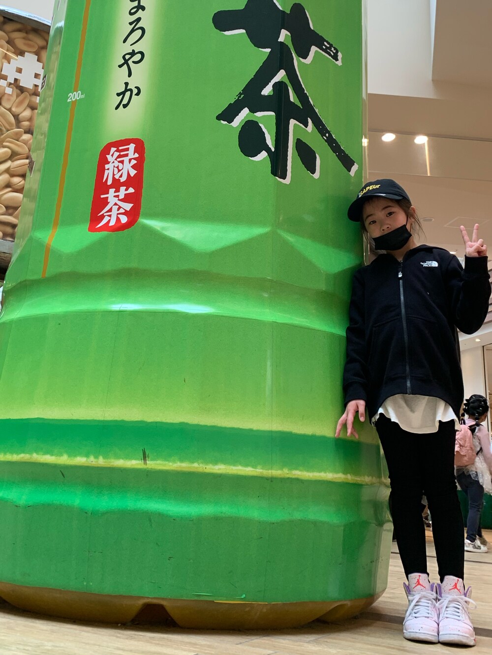 「THE NORTH FACE、FR2、sapeur、AIR JORDAN、NIKE、Branshes、ブランシェス、パーカー、ブラック、キッズファッション、キャップ、スキニー、レイヤードスタイル、ストリート、女の子」｜「THE NORTH FACEのザ・ノースフェイス / リアビューフルジップフーディー NTJ11906 （キッズ）（パーカー、ブラック系）」を使った、anさん（キッズ・120cm）の春コーディネートの3枚目の写真