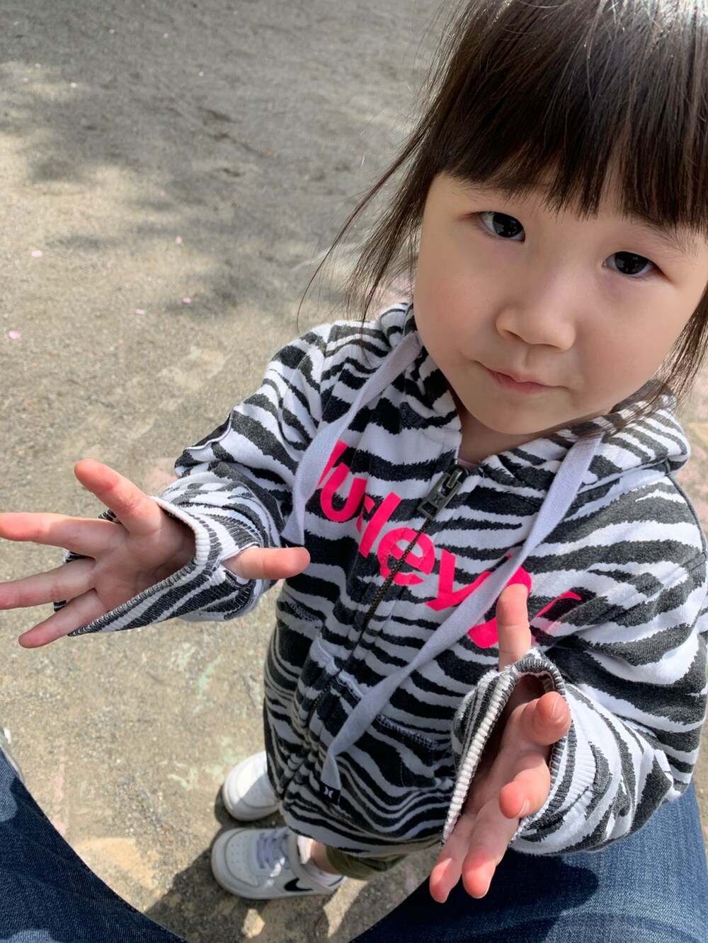 「Hurley、パーカー、公園、2歳、春コーデ、キッズファッション、ゼブラ柄」｜「Hurley のアイテム（パーカー、ホワイト系）」を使った、anさん（キッズ・120cm）の春コーディネートの4枚目の写真
