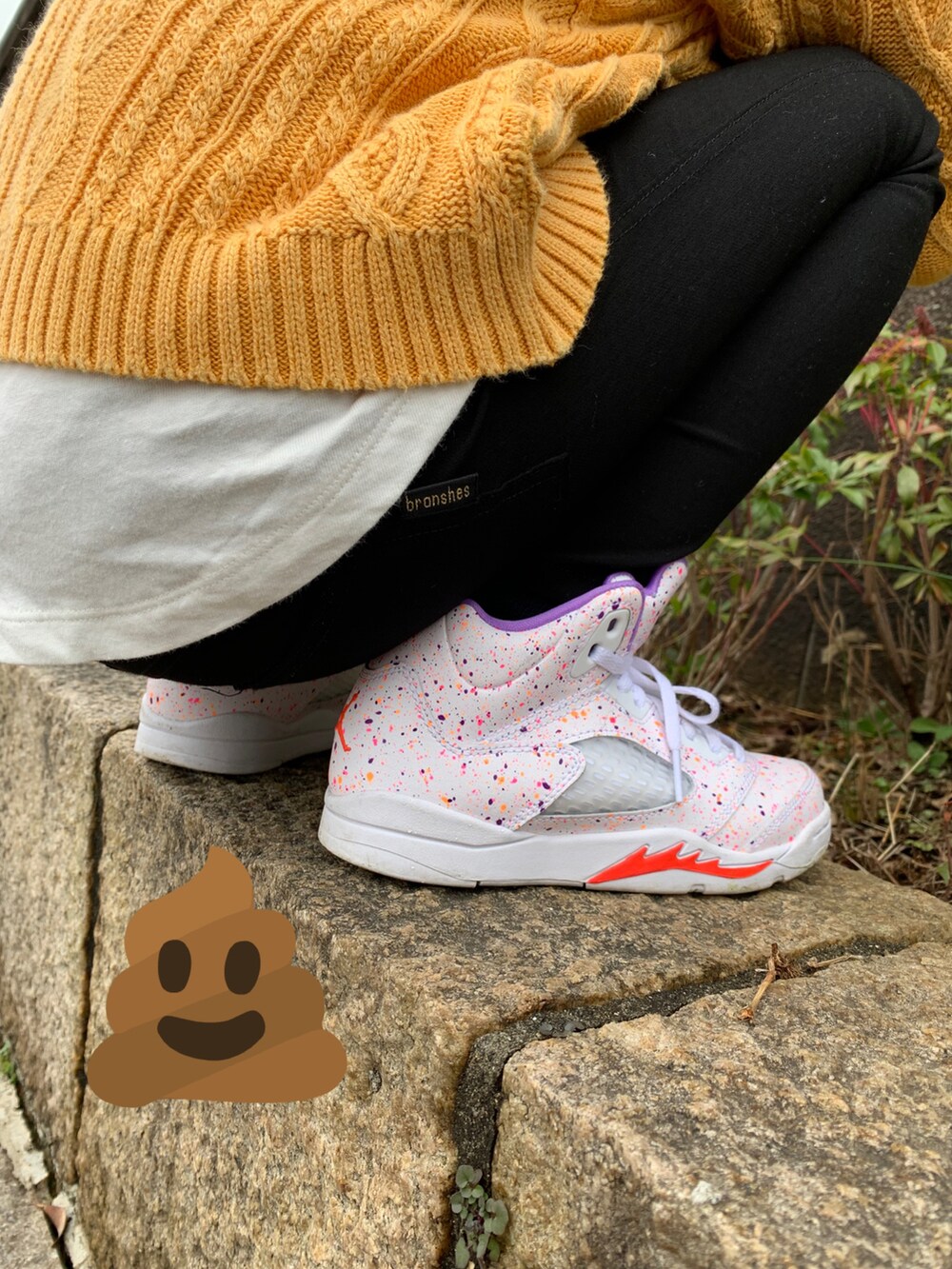 イエロー系のニット/セーター、ブラック系のその他パンツ、ホワイト系のスニーカーを着用したキッズの冬コーディネートの3枚目の写真