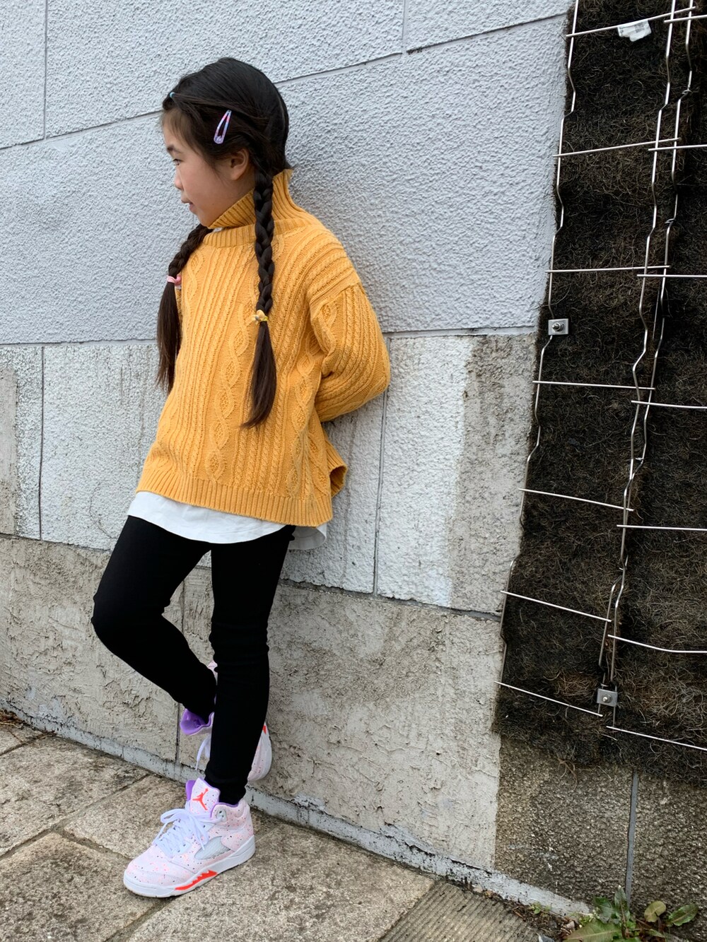 イエロー系のニット/セーター、ブラック系のその他パンツ、ホワイト系のスニーカーを着用したキッズの冬コーディネートの4枚目の写真